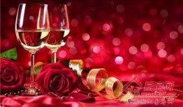 郴州情人节爆料视频最新,甜蜜视频曝光，情侣街头热吻引围观